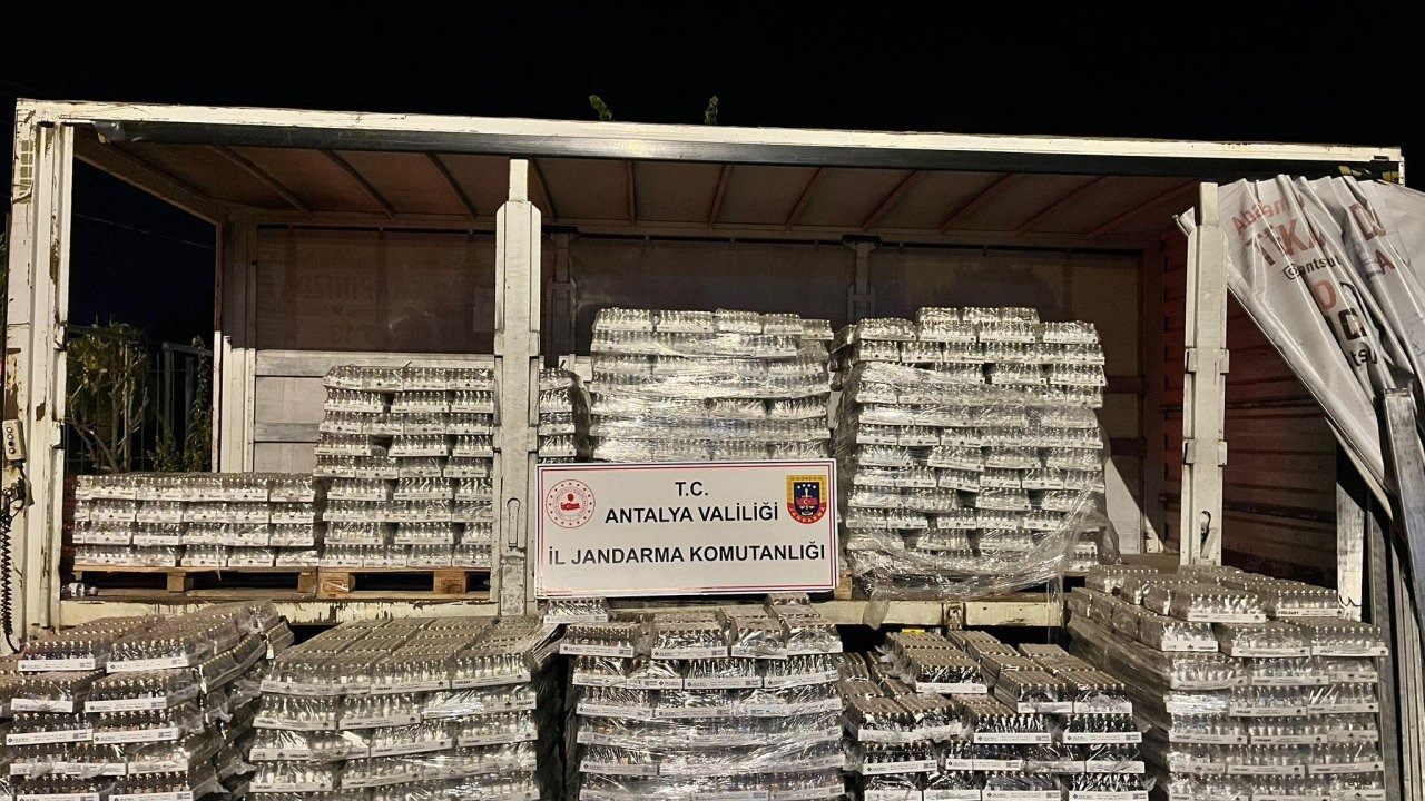 Antalya'da yüklü miktarda kaçak alkol ele geçirildi