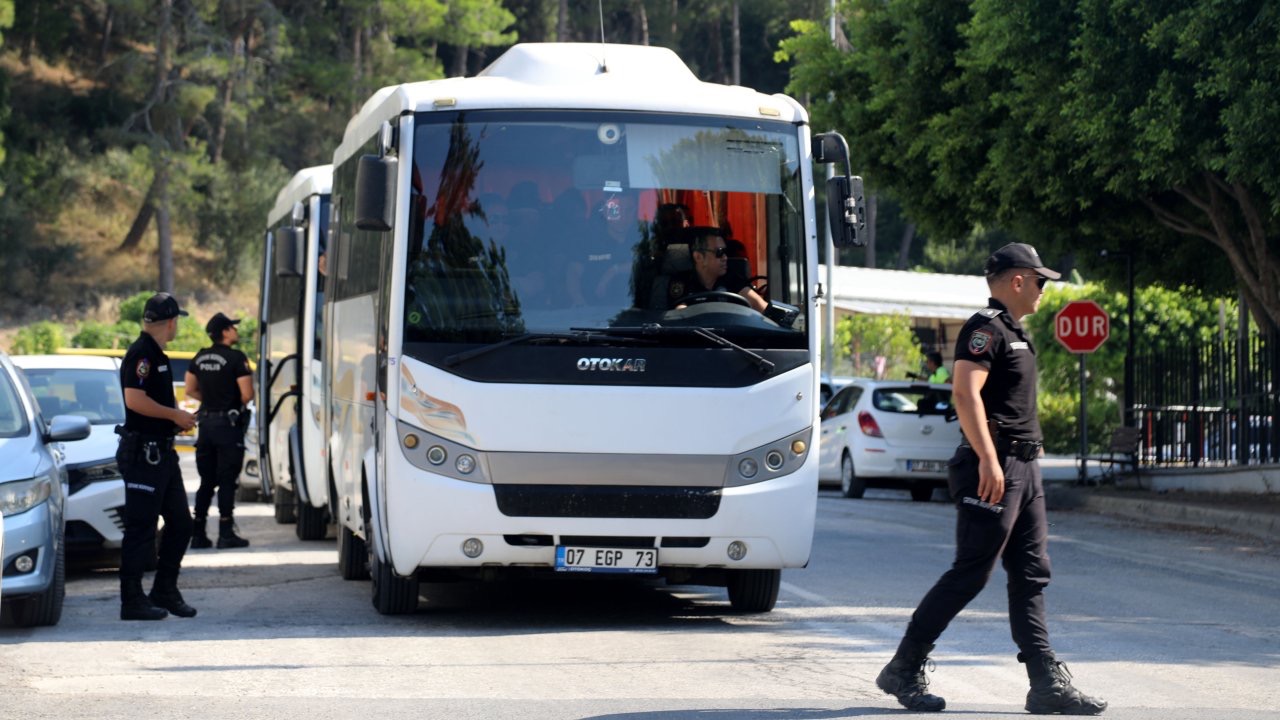 Antalya- Manavgat Belediyesi'ne 'rüşvet' operasyonunda şüpheliler adliyede