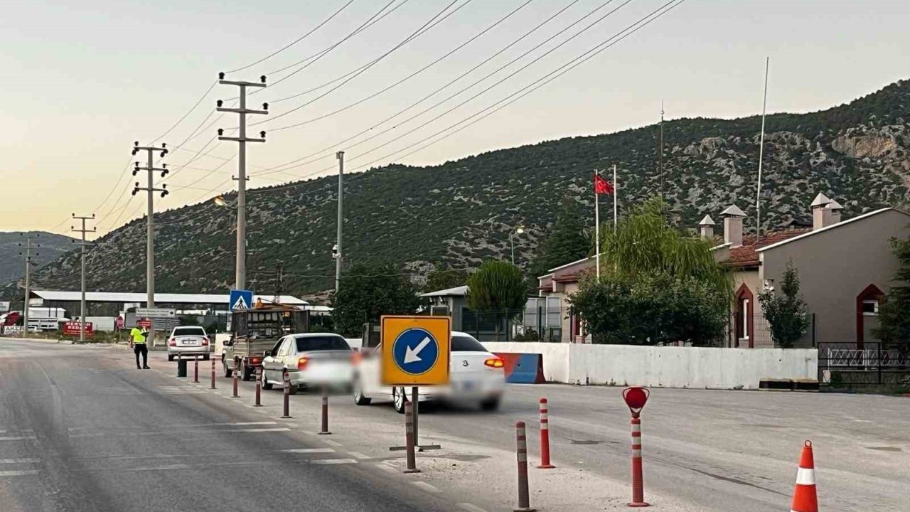 Burdur’da tarifesiz yolcu taşımacılığına yönelik denetimlerde 15 araç trafikten men edildi