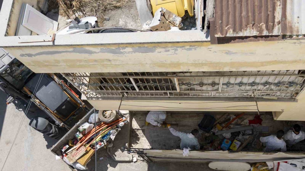 Mersin’de çöp ev temizlendi, 10 kamyon çöp çıkarıldı
