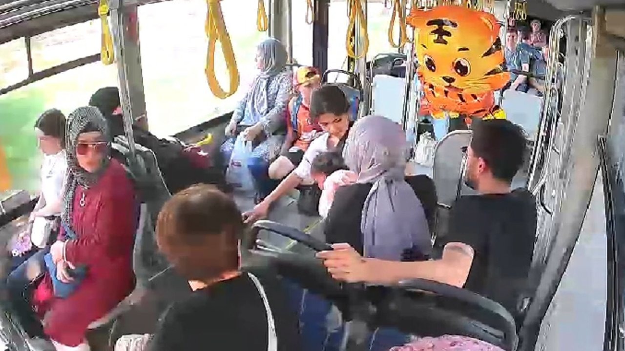 Boğazına cips kaçan bebeği, Heimlich manevrasıyla kurtardı