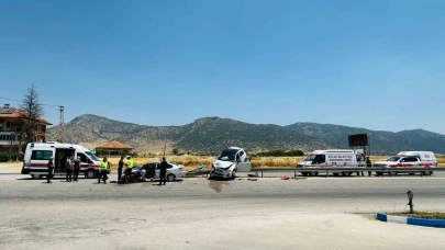 Burdur-Antalya Karayolu’nda iki otomobil çarpıştı: 2’si çocuk 5 yaralı