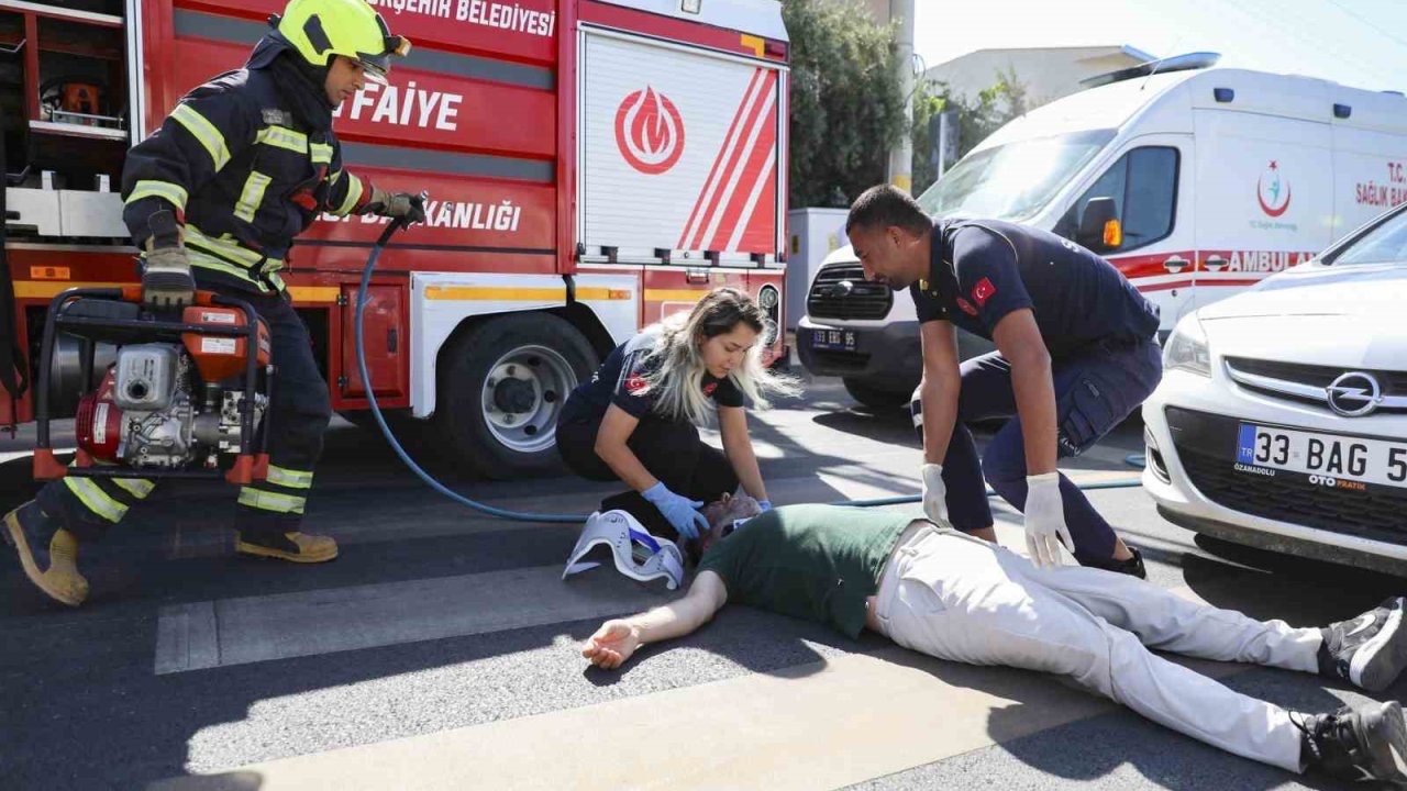 Mersin’de trafik tatbikatı gerçeği aratmadı, vatandaşlar kazayı gerçek sandı