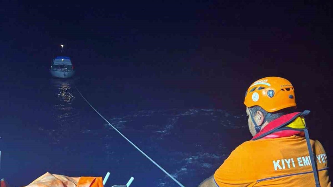 Datça açıklarında sürüklenen tekne kurtarıldı