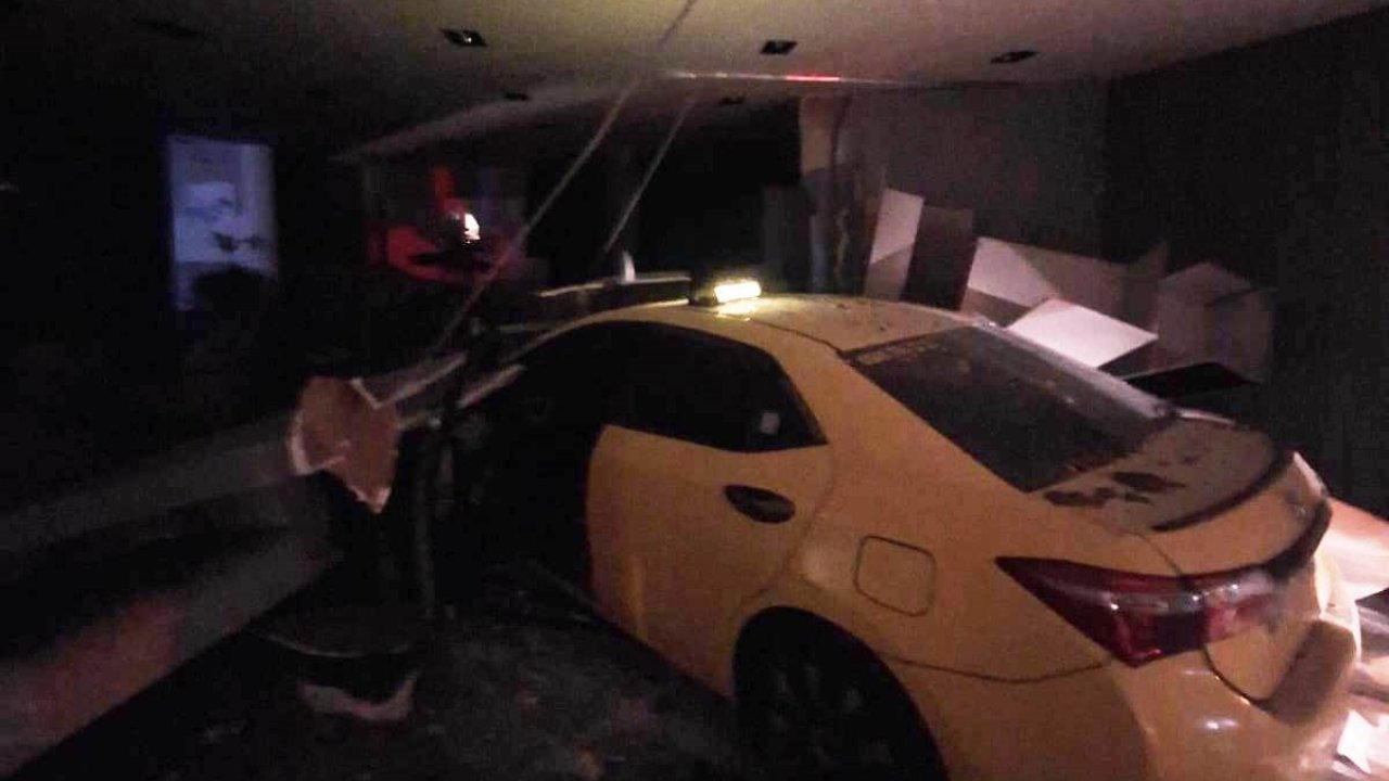 Motosiklete çarpan ticari taksi mağazaya daldı: 1 yaralı