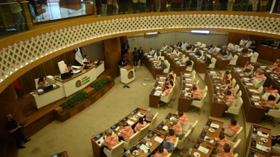 ABB Meclisi’nde gerginlik! Ayakkabılar havada uçtu