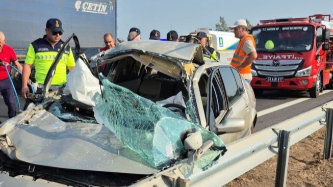 Otoyolda tıra çarpan otomobil hurdaya döndü: 2 yaralı