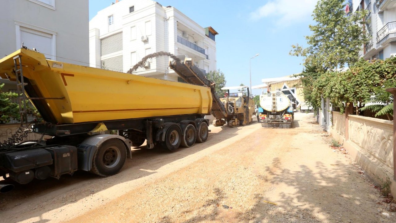 Yeni Emek'te 5 sokakta yol yenileme çalışması