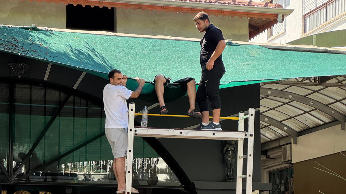 İkinci kattaki balkondan iş yerinin tentesine düştü