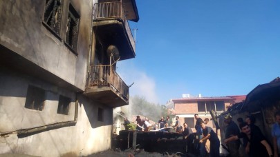 Yangında 3 ev kullanılamaz hale geldi