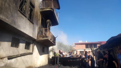 Yangında 3 ev kullanılamaz hale geldi