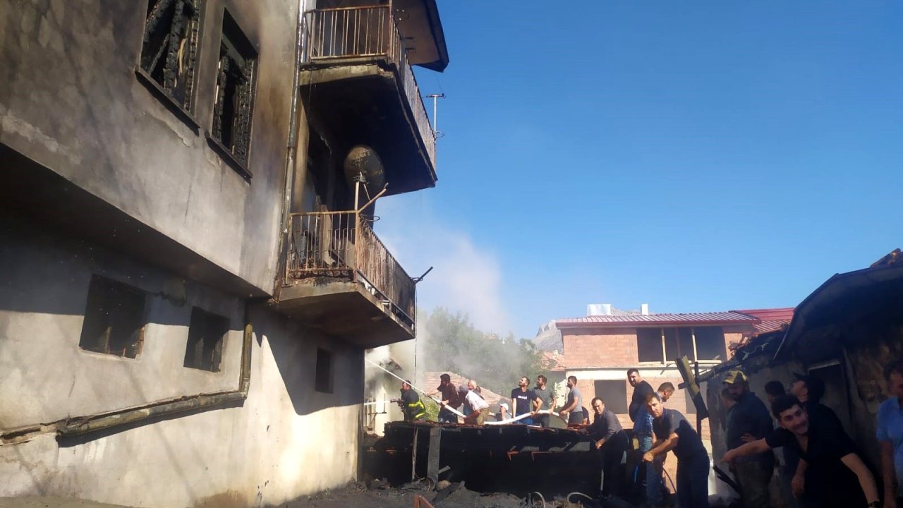 Yangında 3 ev kullanılamaz hale geldi