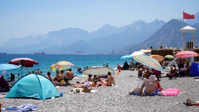 Antalya'da bunaltan sıcaklıkta sahiller doldu