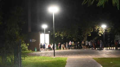 Konyaaltı sahilinde gece asansör kuyruğu