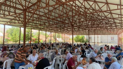 Antalya'da imece usulü kazanlarda pişirilen aşure vatandaşlara dağıtıldı