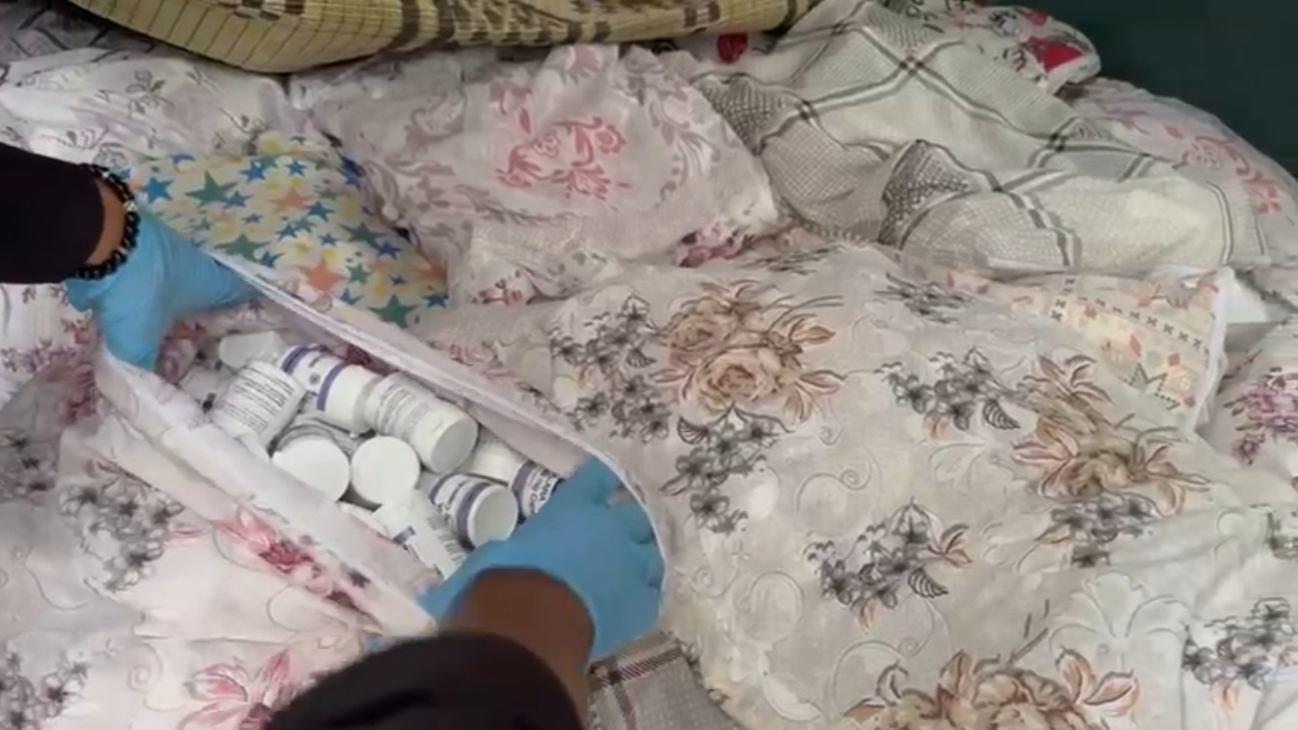 Yastık kılıflarında 265 bin sentetik hap ele geçirildi