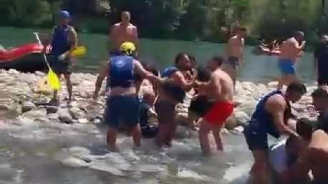 Rafting merkezinde kürekli kavga