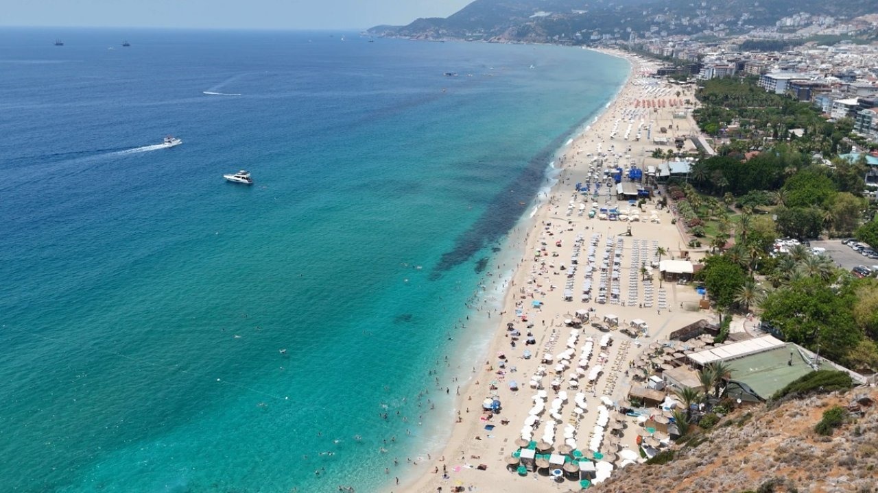 Alanya’da serinlemek isteyen turistler soluğu Kleopatra Plajı’nda aldı