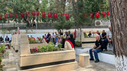 Alanya’da 15 Temmuz’da şehitliğe karanfil bırakıldı