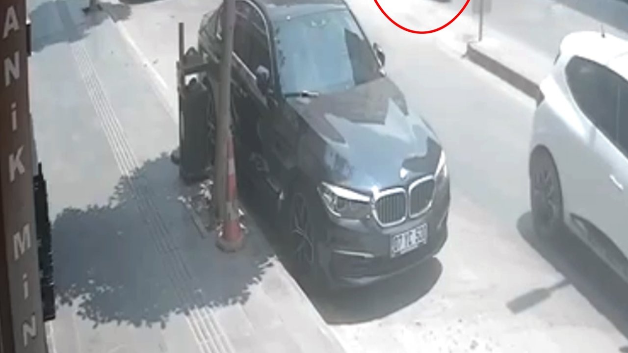 Motosikletle bisikletin çarpıştığı kaza kamerada