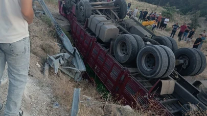 Domates yüklü kamyon devrildi; 1 ölü