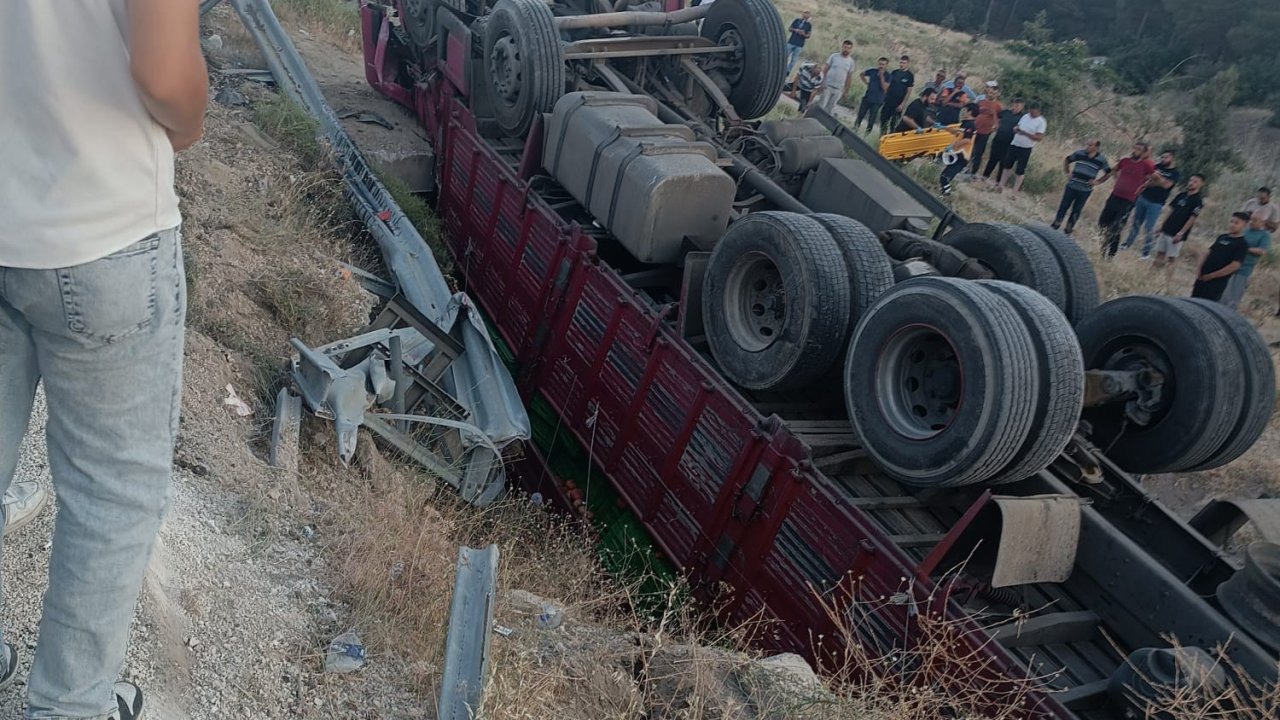 Domates yüklü kamyon devrildi; 1 ölü