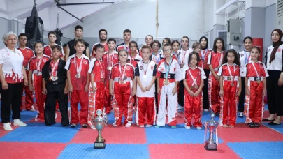 Madalya kazanan kick boks sporcularına davul zurnalı karşılama