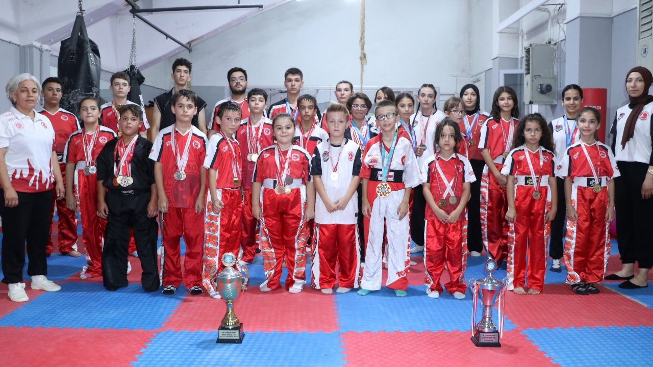 Madalya kazanan kick boks sporcularına davul zurnalı karşılama