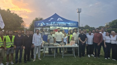 Anahtar Parti’den aşure ikramı