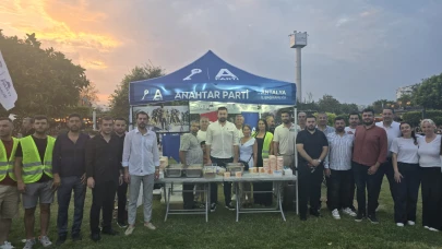 Anahtar Parti’den aşure ikramı