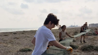 Gençler, kaplumbağaları korumak için sahile file çekiyor