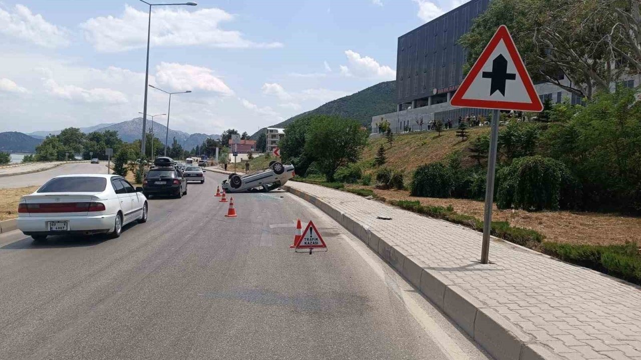 Bordür taşına çarpıp takla attı: 1 yaralı