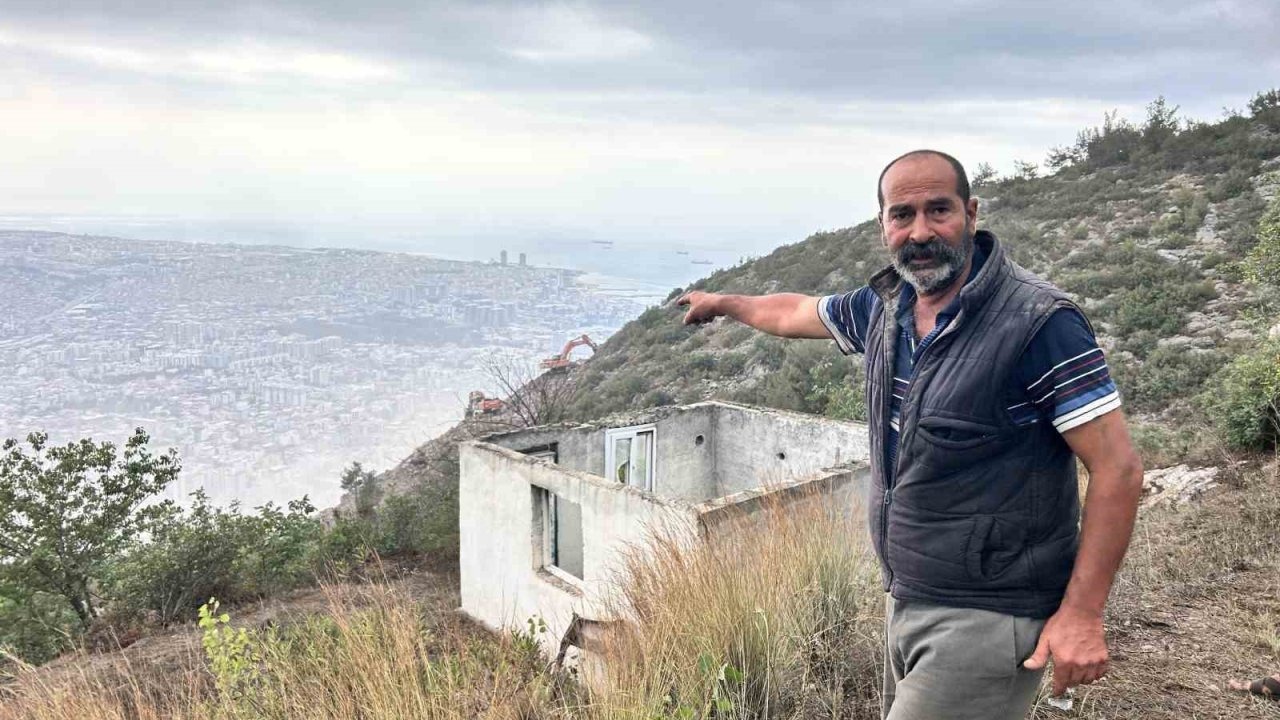 Taş ocağında gerçekleştirilen patlamalarda savrulan taşlardan canlarını zor kurtardılar
