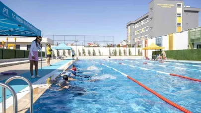 Mersin’de 7’den 70’e herkes eğlenerek yüzme öğreniyor