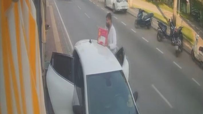Otomobilden malzeme indiren market çalışanına araba çarptı
