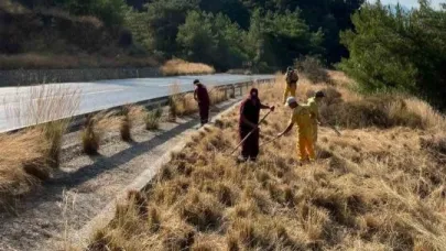 Marmaris’te yol kenarlarında yangınlara önlemler dahilinde ot temizliği yapıldı