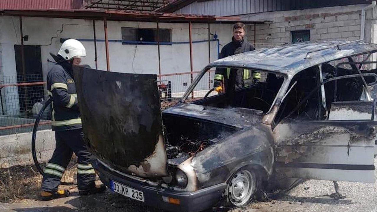 Seyir halindeki otomobil yandı