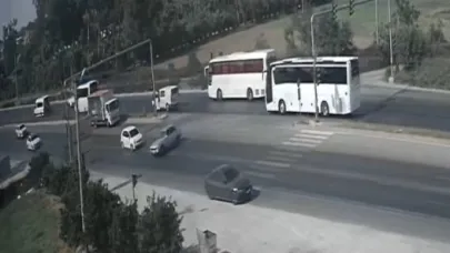 Manavgat’ta otomobilin U dönüşü sonrası kaza anı kamerada