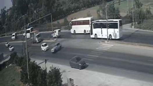 Manavgat’ta otomobilin U dönüşü sonrası kaza anı kamerada