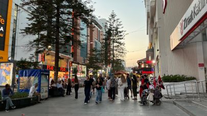Antalya sıcağına rağmen caddeler doldu taştı!