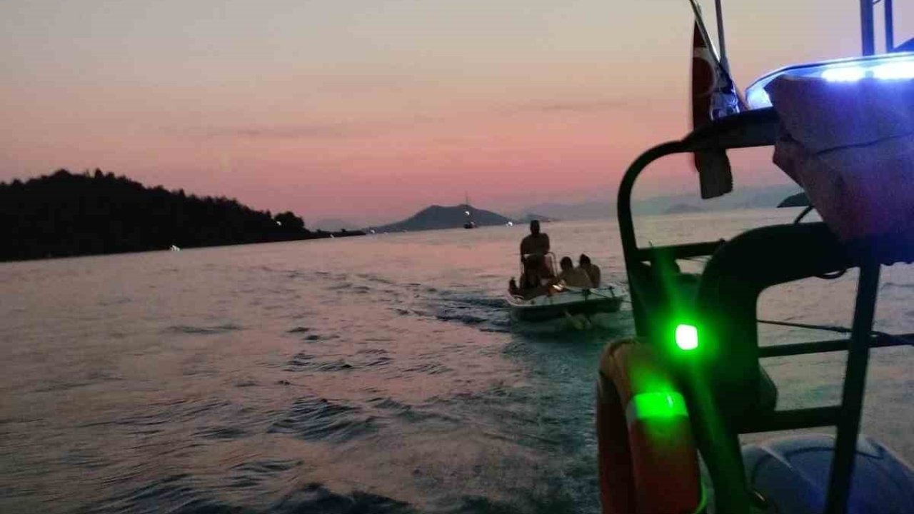Makine arızası nedeniyle sürüklenen tekne kurtarıldı