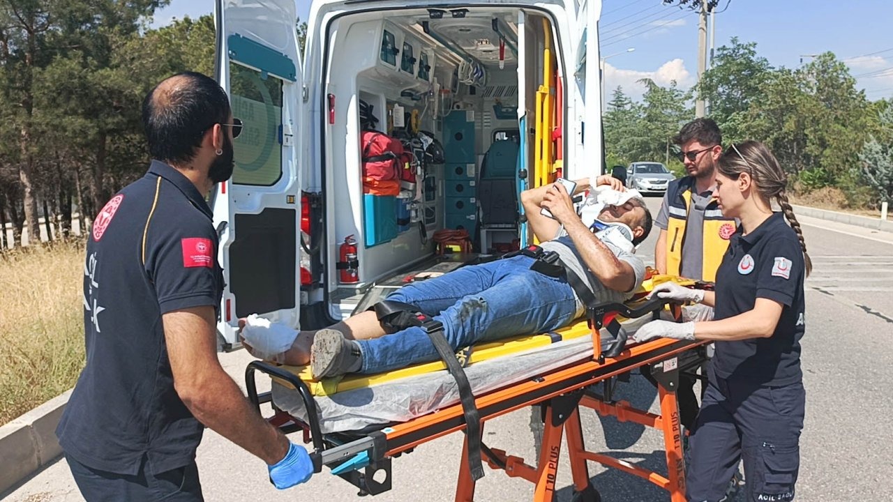 Motosiklet ile bisiklet çarpıştı; 2 yaralı
