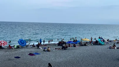 Tatilciler akın etti! Antalya'da o sahil doldu taştı