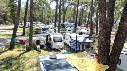 Çadır ve karavan tatilcileri ’sakin kent’ Akyaka’ya akın etti
