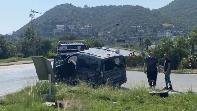 Tur minibüsüyle hafif ticari araç çarpıştı: 2 yaralı
