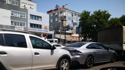 Konyaaltı’nda zincirleme kaza: 4 araç birbirine girdi!