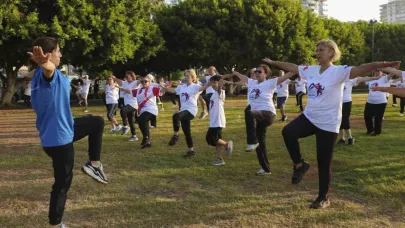 Mersin’de sabah sporları deniz kenarında yoğun ilgiyle devam ediyor