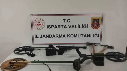 Eğirdir’de şüphelenilen 4 kişiden kazma ve dedektörler ele geçirildi
