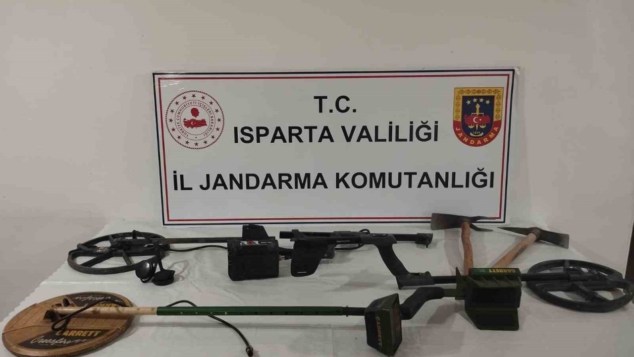 Eğirdir’de şüphelenilen 4 kişiden kazma ve dedektörler ele geçirildi