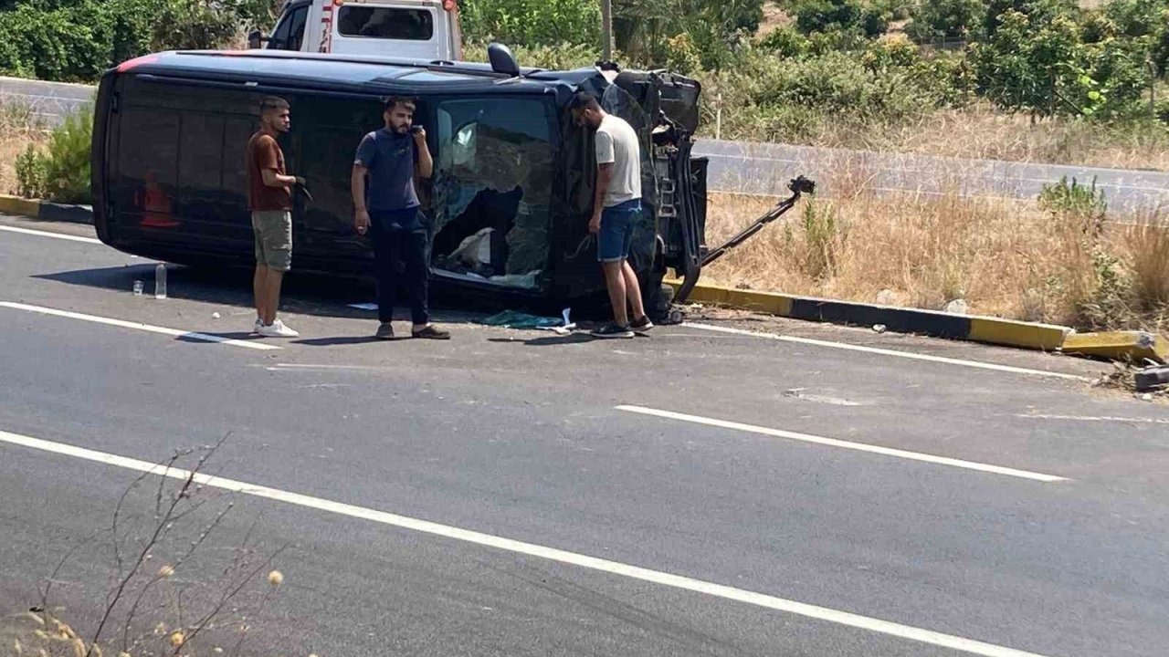 Alanya’da karşı şeride geçen hafif ticari araç ticari taksiyle çarpıştı: 1 yaralı